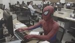 Empleado renuncia y se disfraza de Spider-Man para pasar su 